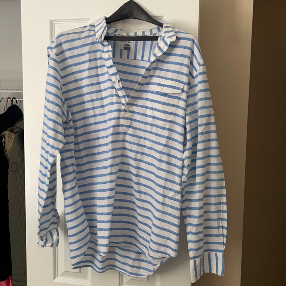 Very nice Old Navy half button down casual shirt !